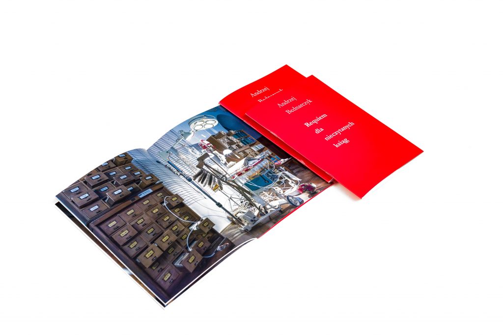 Zdjęcie rozłożonej książki